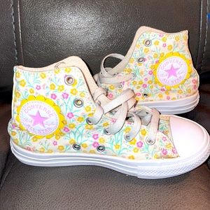 Converse sneakers. Fair condition. Need new shoe strings. Super cute. Size 13